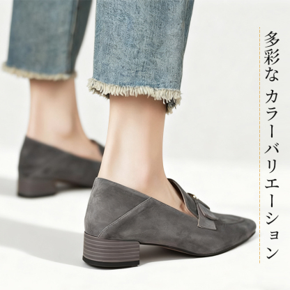 多彩なカラーバリエーションが魅力のグレーローファーとデニムのカジュアルコーデ