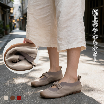 本革ソフトフラットパンプス ベージュカラーの全体像と柔らかさを示す手揉みシーン