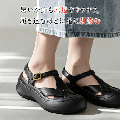 夏らしい素足の抜け感 履き込むほど足に馴染むレザー