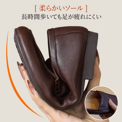 屈曲性に優れた柔らかいソールを手で折り曲げる様子 足が疲れにくい機能性