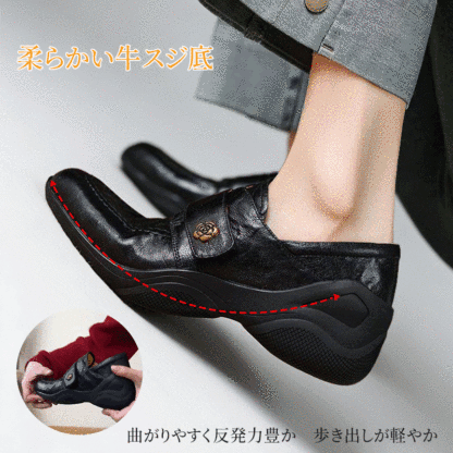 歩き出しが軽やかな柔軟性のある牛スジソール 屈曲性テストの様子