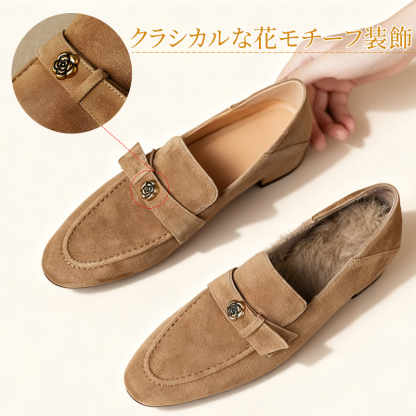 クラシカルな花モチーフ装飾と足元を暖かく包むボア裏地仕様のアップ