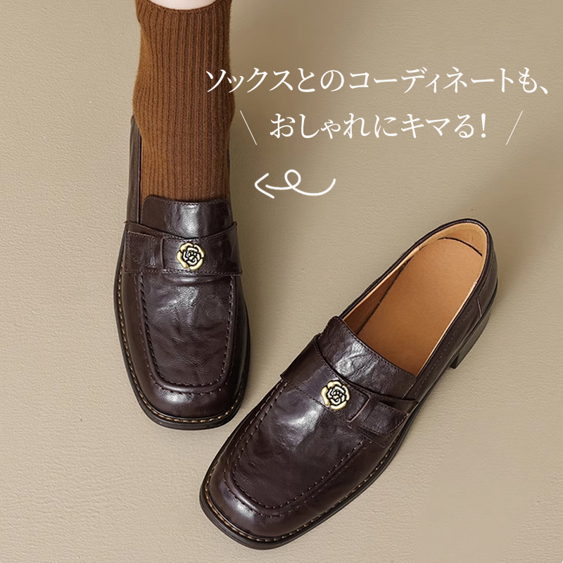 ブラウンカラーのサザンカローファーとソックスを合わせたおしゃれな着こなし