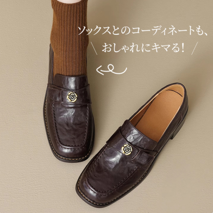 ブラウンカラーのサザンカローファーとソックスを合わせたおしゃれな着こなし