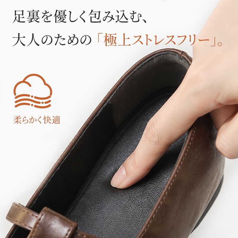 深みのあるブラウンが映える、ヴィンテージ風ローファー。こっそりヒールアップ設計で、柔らかくシワ感のある本革を使用。ゆったりとしたスクエアトゥで、どんなコーデにも合わせやすい一足。