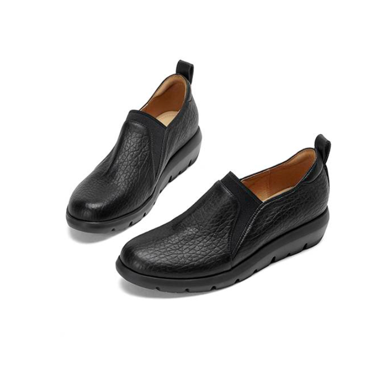 やわらかでカジュアルな滑りにくいシューズ