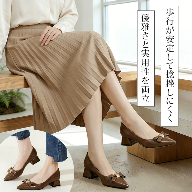 カジュアルな花柄ワンピースに合わせたブラックパンプスの休日コーデ