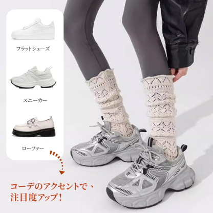 ベージュのルーズソックスとスニーカーのコーディネート 足元のアクセントになるレトロスタイル