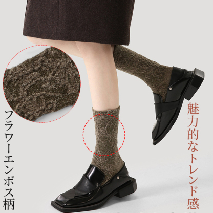 立体的なフラワーエンボス柄のディテール 魅力的なトレンド感のある靴下デザイン