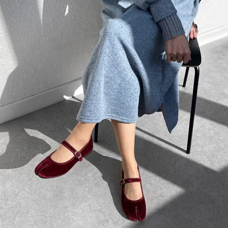 ワインレッド色のストラップ付き足袋シューズ 大人上品なスタイル