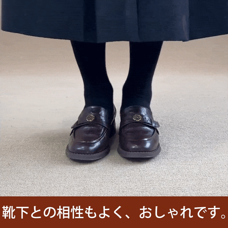 タイツやソックスとの相性も抜群なブラックカラーのローファー足元コーデ
