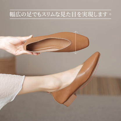 幅広の足でもスリムな見た目を実現するVカットラインとサイドフォルム