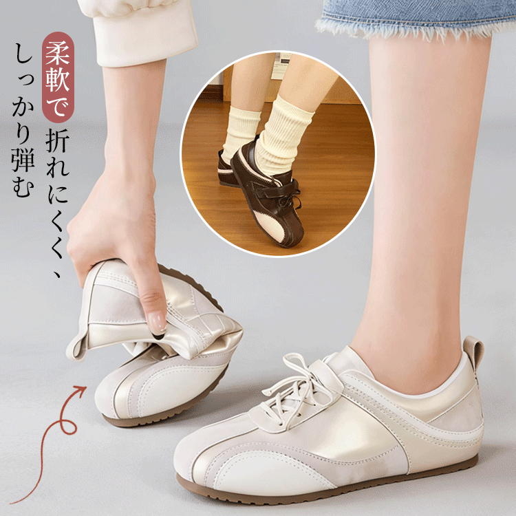 幅広設計スニーカー 柔軟性テスト 手で簡単に曲げられるソールの柔らかさ