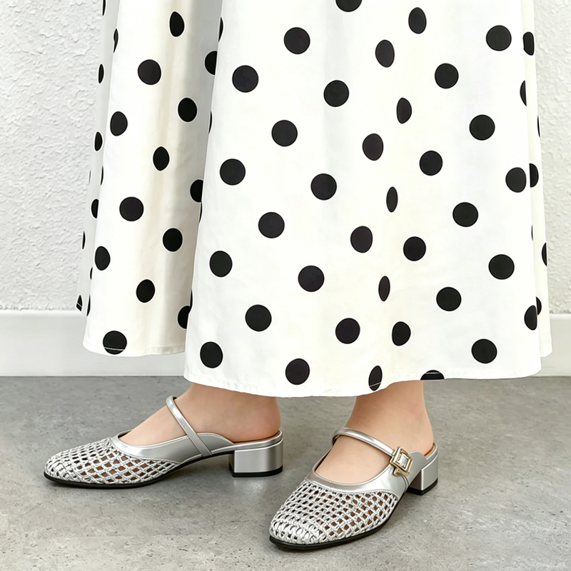 シルバー スクエアトゥサンダル 上品な大人カジュアルのスタイリング