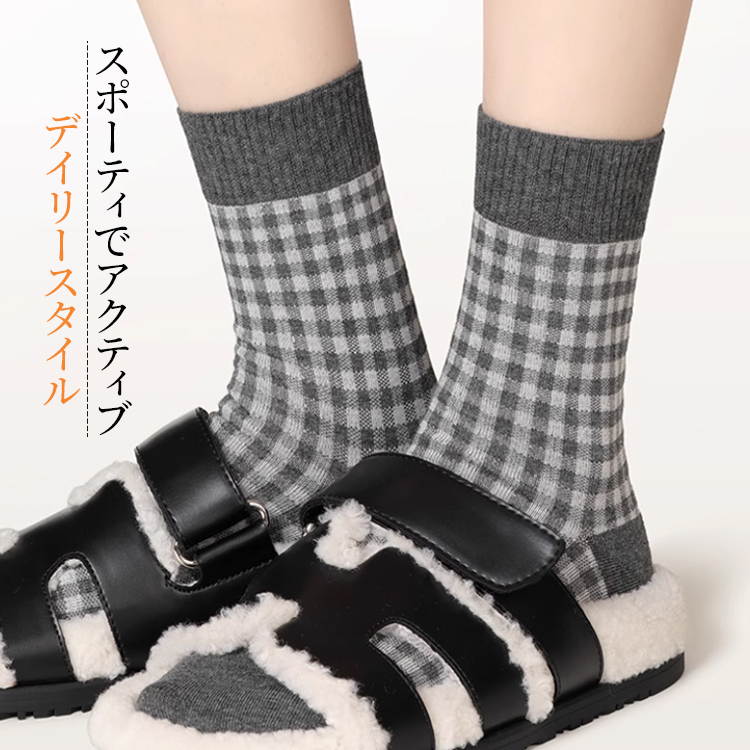 スポーティーでアクティブなデイリースタイル ギンガムチェック柄ソックスとサンダルの組み合わせ