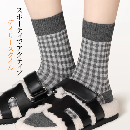 スポーティーでアクティブなデイリースタイル ギンガムチェック柄ソックスとサンダルの組み合わせ