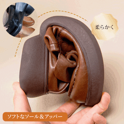 足の形に合わせてしなやかに曲がる高屈曲ソールとアッパーの柔軟性テスト