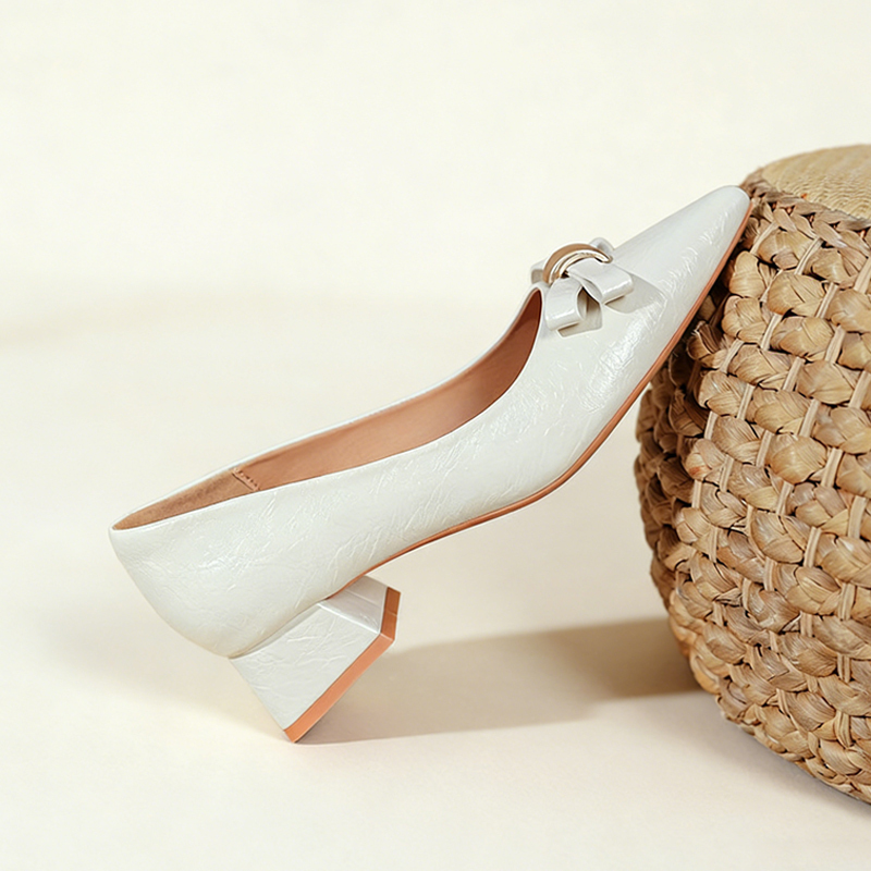 日系ポインテッドトゥブロックヒール、優雅と実用性が両立