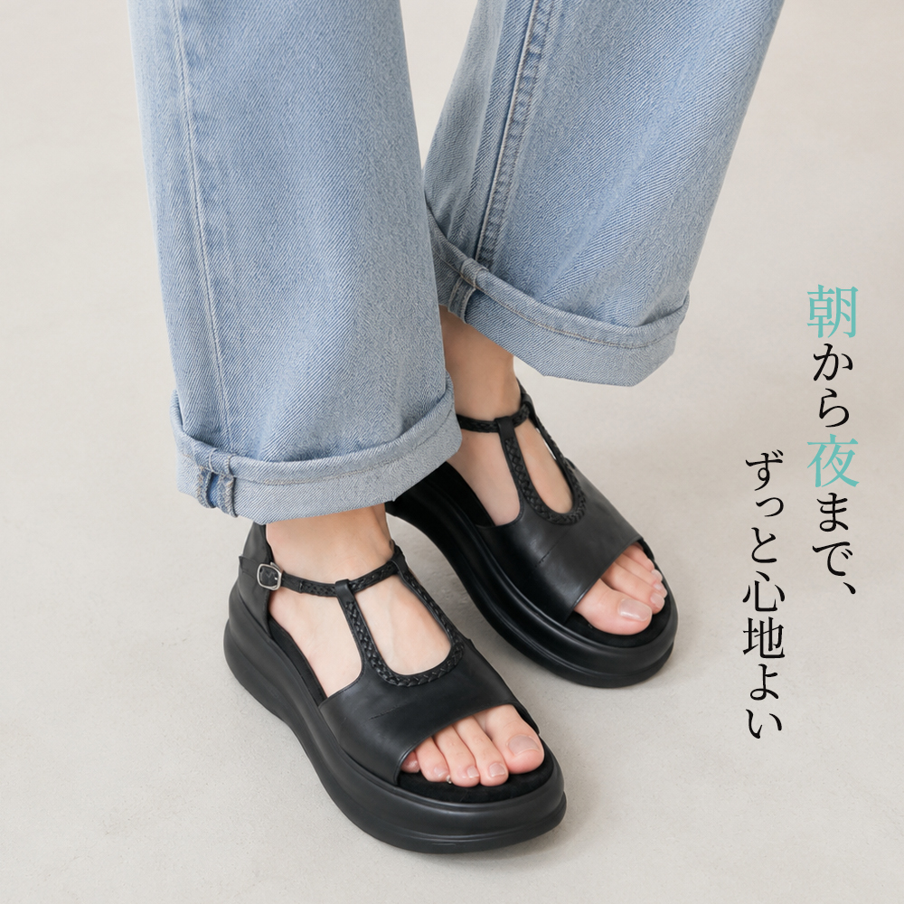 レトロなオープントゥ・ローファーサンダル。