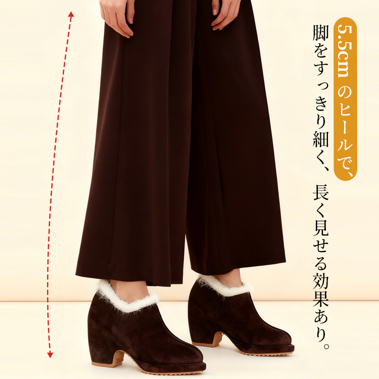 脚を細く長く見せる5.5cmヒールとミドル丈の美しいシルエットの着用イメージ