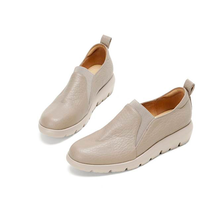 やわらかでカジュアルな滑りにくいシューズ