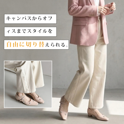 ピンクベージュのパンプスを合わせたオフィスカジュアルコーデ