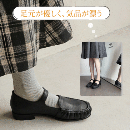 チェック柄スカートとグレー靴下を合わせた本革ストラップシューズの着用シーン