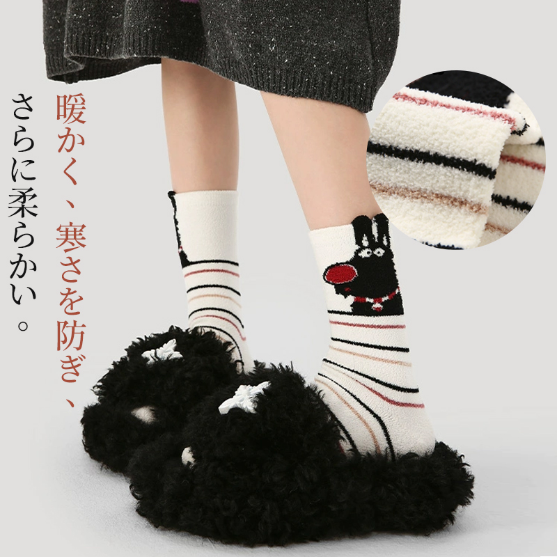 ホワイトの猫デザイン裏起毛ソックスとルームシューズ 寒さを防ぐ柔らかな肌触りの質感