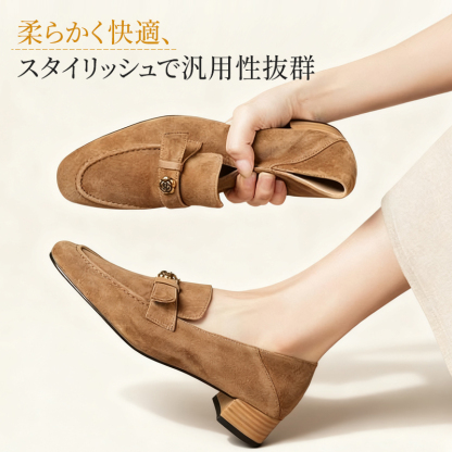 手に持って折り曲げられるほど柔らかく快適なシープスエードの質感