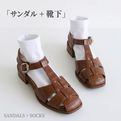 ブラウンのTストラップグルカサンダルと白ソックスを合わせたレトロな靴下コーデ