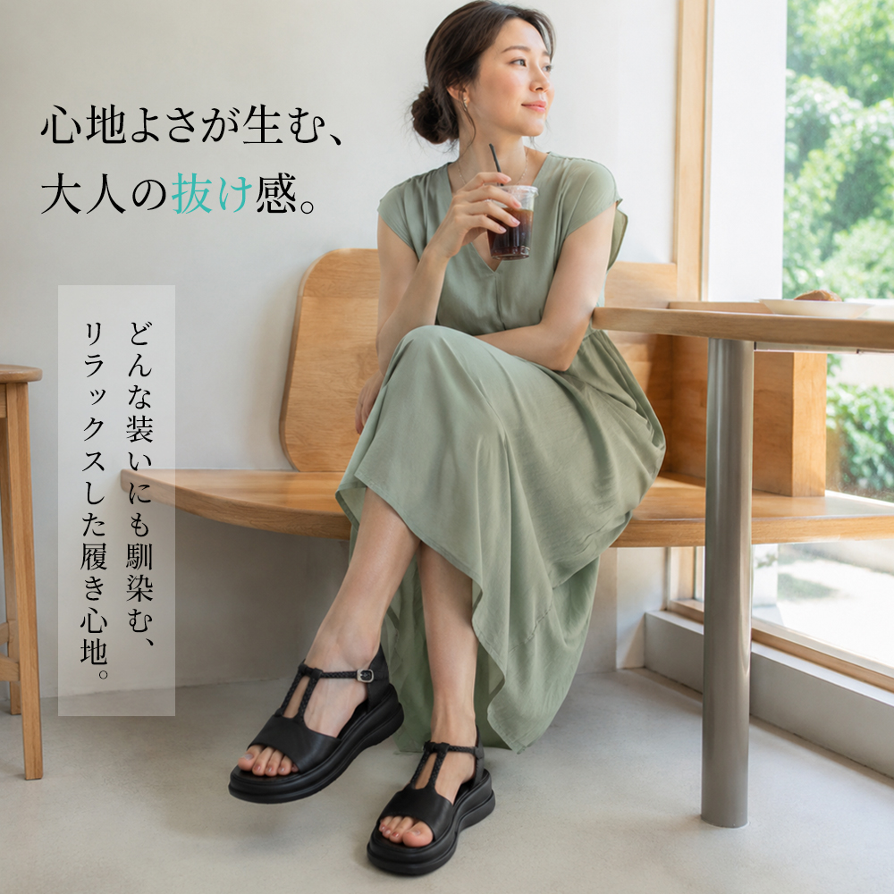 レトロなオープントゥ・ローファーサンダル。