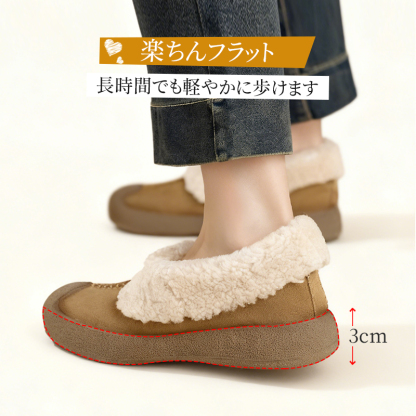 長時間の歩行も軽やかにサポートする3cmの厚底フラットソールとサイドビュー