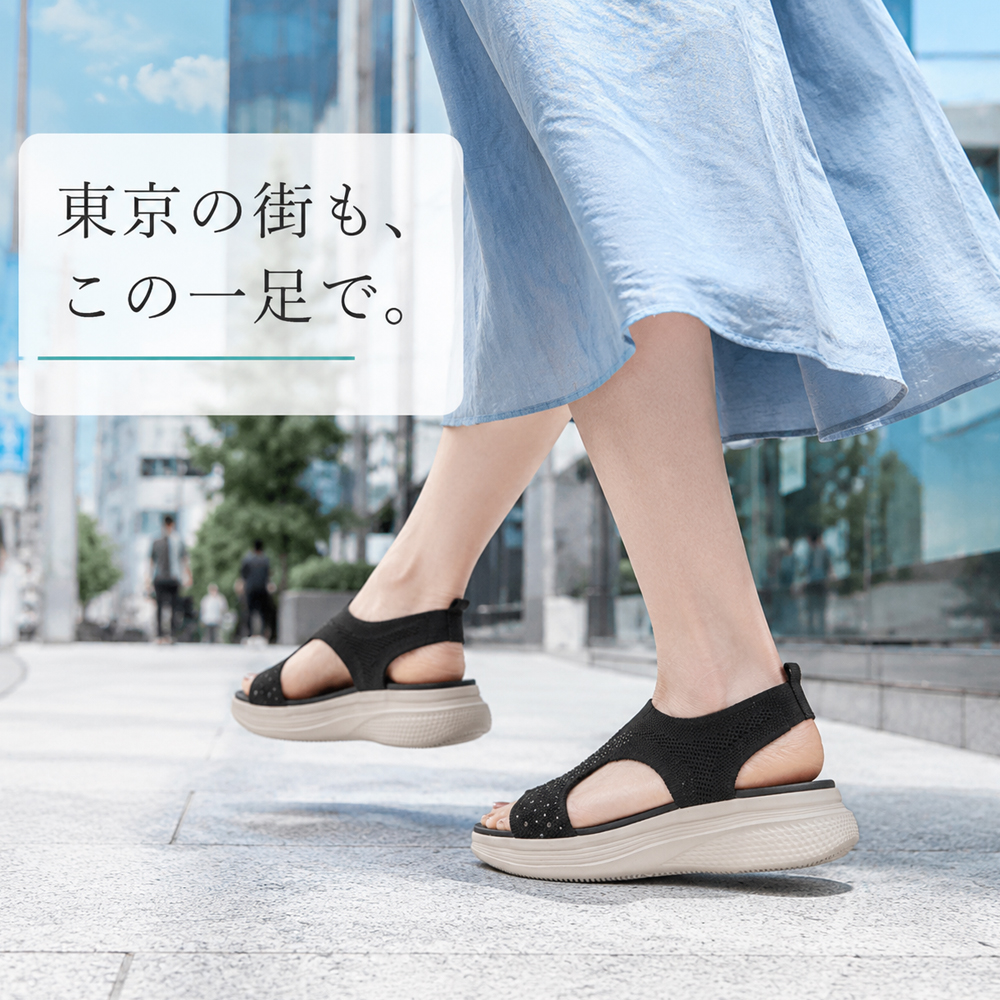 Emiwalk ニットサンダル ブラック ブルーフレアスカート着用 東京街歩きシーン