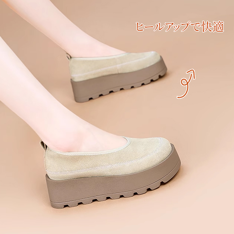 長時間歩いても疲れにくいクッション性とヒールアップを両立した快適な歩行シーン