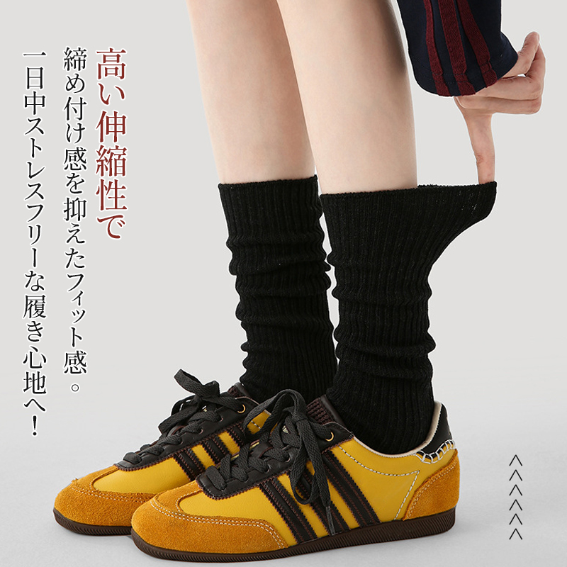 ブラックのソックスを手で広げる様子 高い伸縮性と締め付け感を抑えたストレスフリーな履き口の機能説明