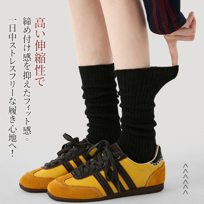 ブラックのソックスを手で広げる様子 高い伸縮性と締め付け感を抑えたストレスフリーな履き口の機能説明