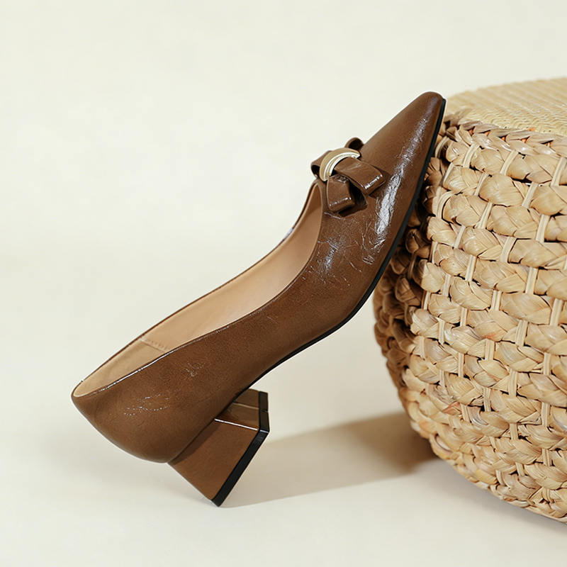 日系ポインテッドトゥブロックヒール、優雅と実用性が両立