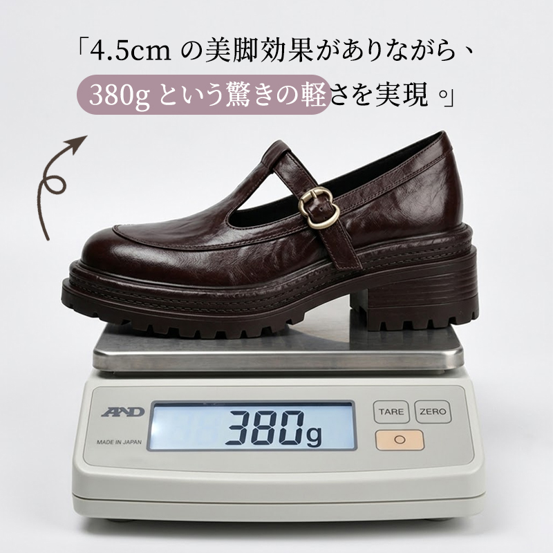 4.5cmヒールながら片足約380gという驚きの軽さを証明する電子秤での計測風景