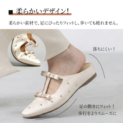 オフホワイトミュールの柔軟性テスト 足の動きにフィットする柔らかいサテン素材