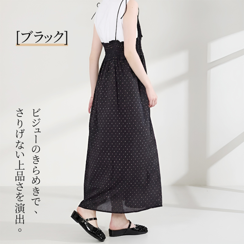 ブラック着用シーン ドット柄ワンピースと合わせたロマンティックな装い