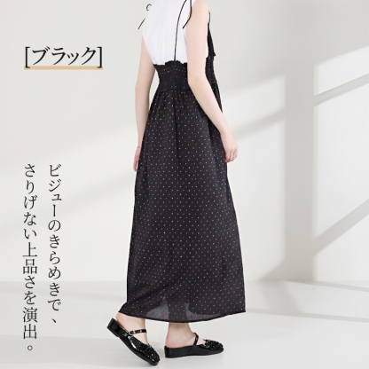 ブラック着用シーン ドット柄ワンピースと合わせたロマンティックな装い