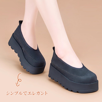 オンオフ使えてエレガントな印象を与えるブラックカラーの着用イメージ