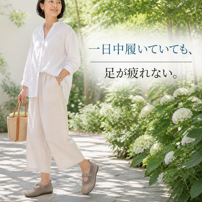 本革ソフトフラットパンプス ナチュラルな白シャツとリネンパンツのコーディネート着用シーン