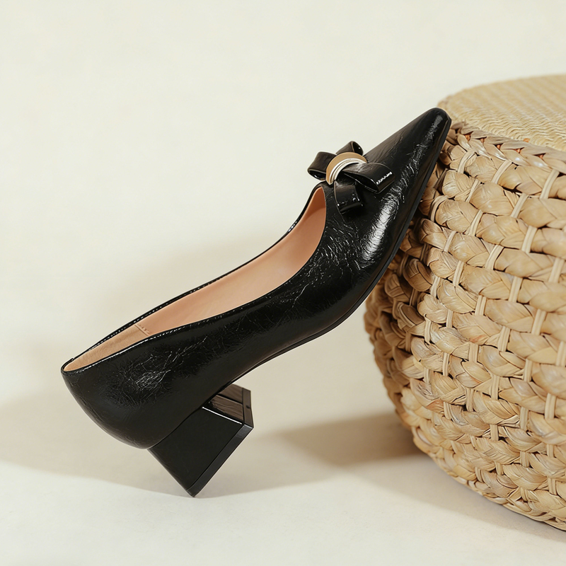 日系ポインテッドトゥブロックヒール、優雅と実用性が両立