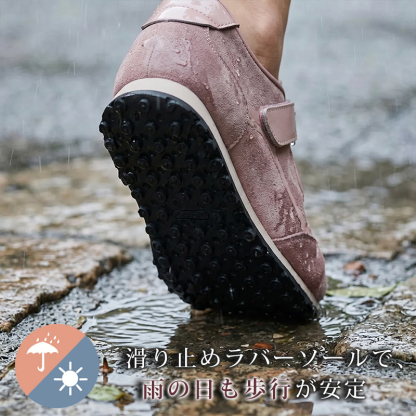 コンフォートシューズ ピンクベージュ 雨の日の歩行シーン 滑り止めラバーソールの接写