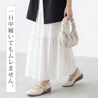 1日中履いてもムレにくく快適なベージュの本革ストラップパンプスのスタイリング