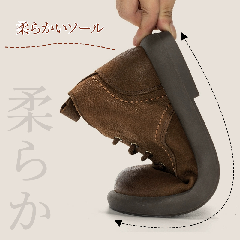 驚異の屈曲性を示すイメージ 手で簡単に曲げられるほど柔らかいアウトソール