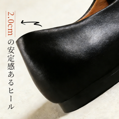 2.0cmの安定感あるヒール設計で長時間の歩行をサポート