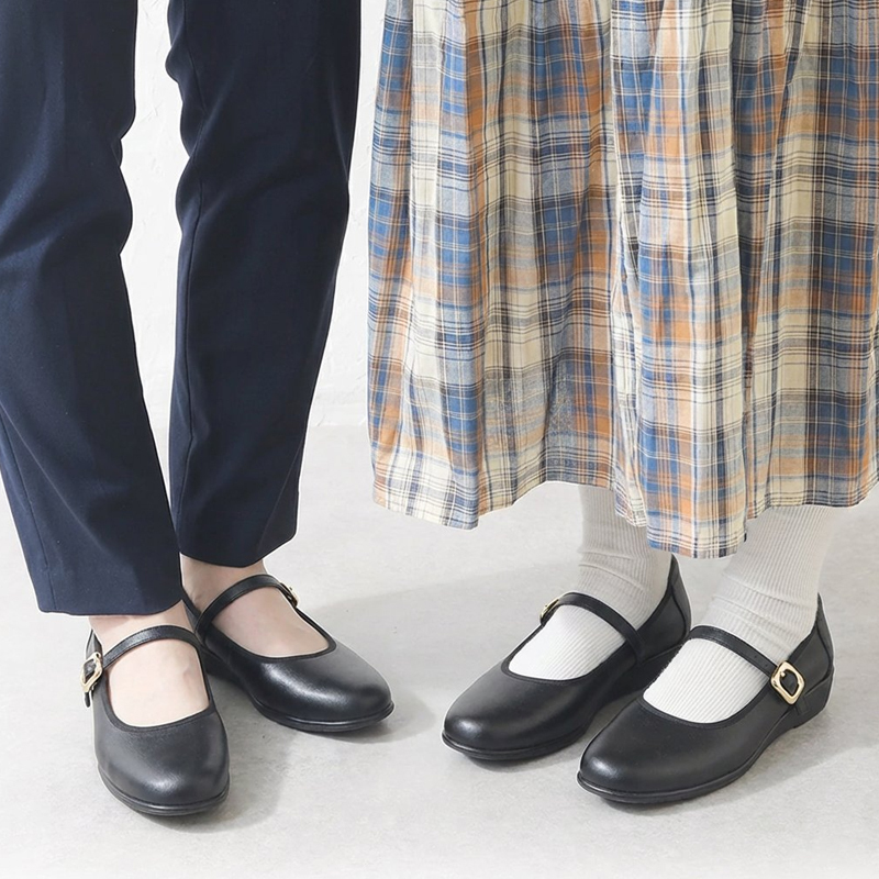 パンツスタイルやスカートにも合わせやすい上品なブラックの本革パンプス着用イメージ