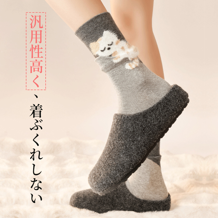 汎用性が高く着ぶくれしないスリムなシルエット 室内でのリラックスタイムの着用例